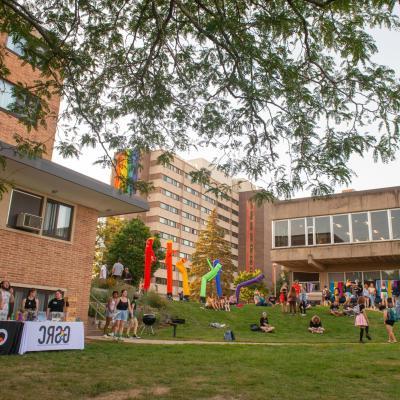 Scene from 的 Cook Out on upper campus outside 的 Hilltop Center